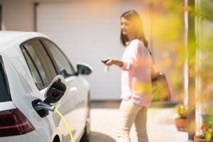 Femme qui ouvre une voiture