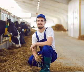 Jeune agriculteur sur son exploitation * obligations règlementaires et PAC