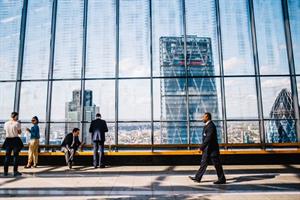 Homme marchant dans son entreprise