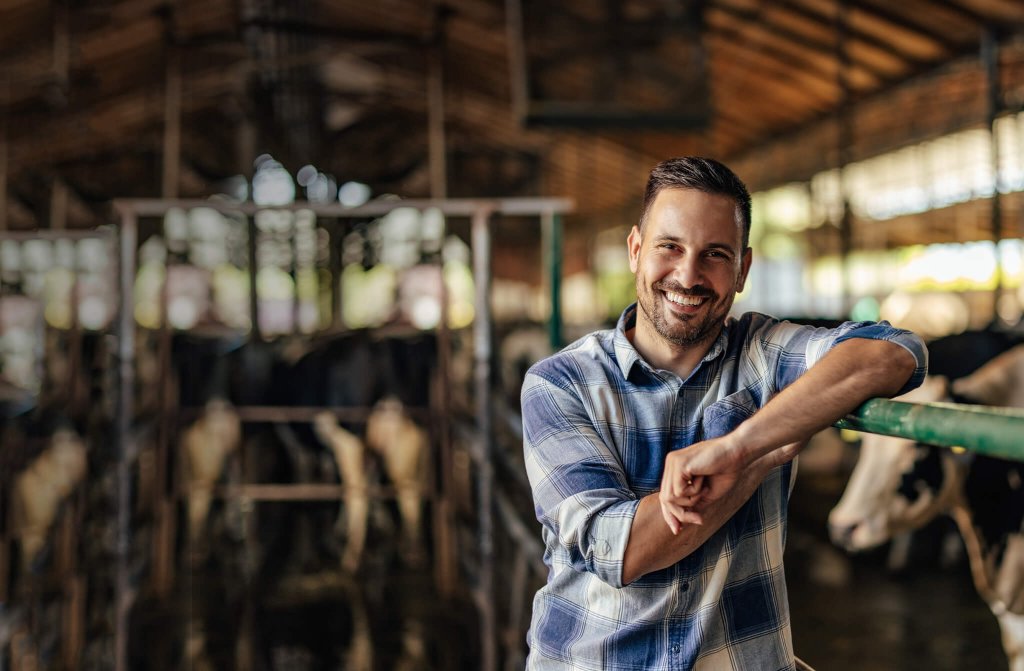 Jeune agriculteur dans sa ferme