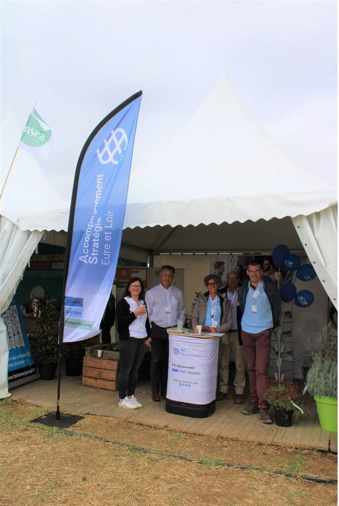 Photo du Stand de Terre de Jim avec notre directrice Mme Dauvilliers et Mr LE BRIS notre président.